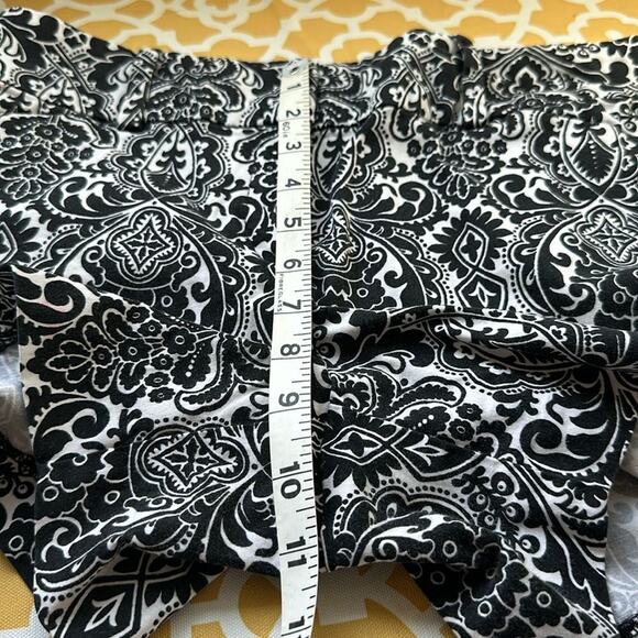 Ann Taylor Signature Shorts Size 10 Black White Damask Pattern 4.5" Inseam - Picture 7 of 9